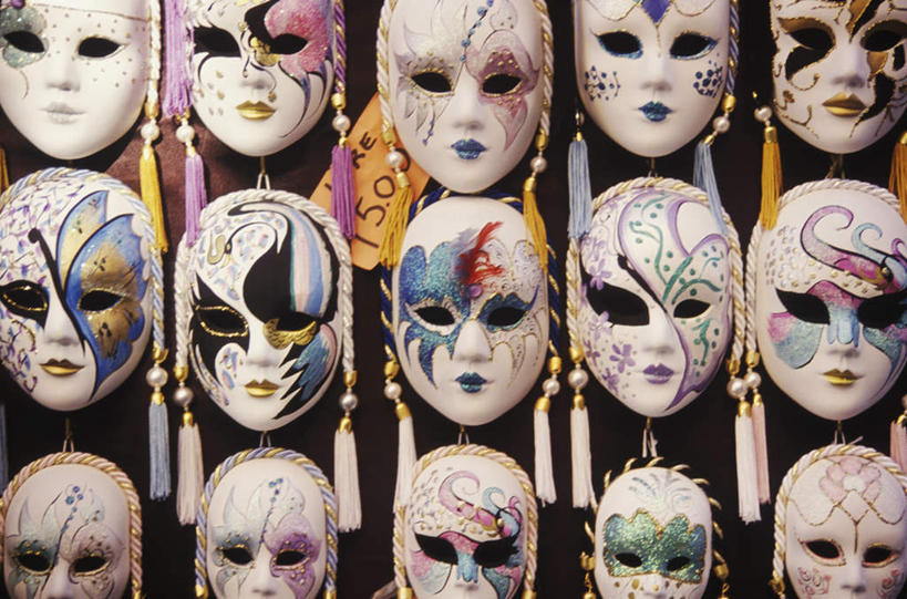 无人,商店,横图,室外,特写,白天,正面,静物,工艺美术品,一排,许多,阴影,花纹,艺术,整齐,装饰,反射,面具,影子,艺术品,商铺,排列,纪念品,工艺品,纪念,留念,工艺,华丽,修饰,美术,点缀,队列,怀念,衬托,美观,雅致,雅观,富丽,市肆,商号,记念,华美,彩图,店铺