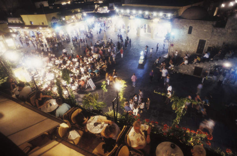 咖啡,西方人,站,坐,走,横图,俯视,室外,夜晚,度假,幸福,美景,餐桌,桌子,城市风光,城市,杯子,餐具,椅子,欧洲,欧洲人,一排,许多,行人,游客,游人,握,阴影,服装,朦胧,模糊,整齐,光线,布料,瓷器,碟子,盘,影子,景观,灯光,咖啡杯,陶瓷制品,布纹,注视,休闲装,娱乐,路人,旅客,桌布,饮料,排列,衣服,盘子,餐巾,碟,台布,观察,看,站着,享受,休闲,温馨,休闲服,景色,放松,乐趣,握着,服饰,餐台,观看,察看,提神,舒适,队列,关注,咖啡店,瓷杯,醒脑,咖啡屋,软饮料,过客,白种人,步行,散步,站立,走路,坐着,半身,彩图,高角度拍摄,咖啡馆