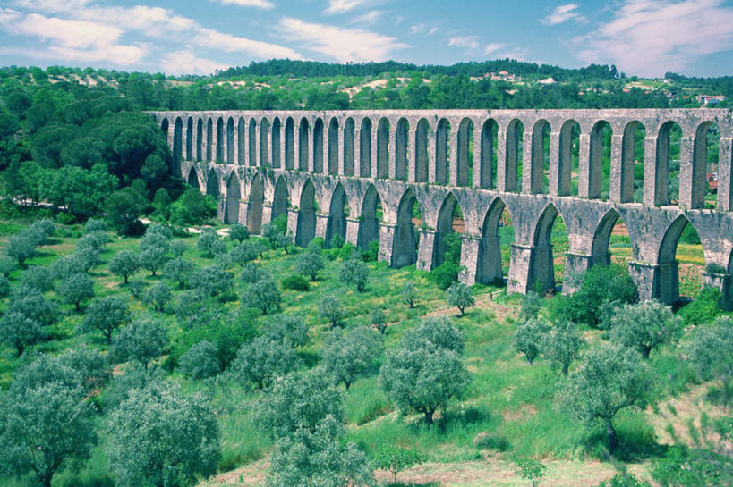 无人,横图,室外,白天,正面,旅游,度假,草地,草坪,石头,美景,山,山脉,植物,标志建筑,地标,建筑,葡萄牙,欧洲,一排,许多,阴影,整齐,光线,石子,影子,景观,山峰,云,云朵,拱门,桥,山峦,云彩,娱乐,建设,石桥,拱桥,栈桥,草,树,树木,排列,蓝色,绿色,白云,蓝天,天空,阳光,自然,群山,天,享受,休闲,旅游胜地,景色,放松,拱形,生长,晴朗,成长,人行桥,石拱桥,队列,南欧,自然风光,圣塔伦,葡萄牙共和国,石块,晴空,彩图