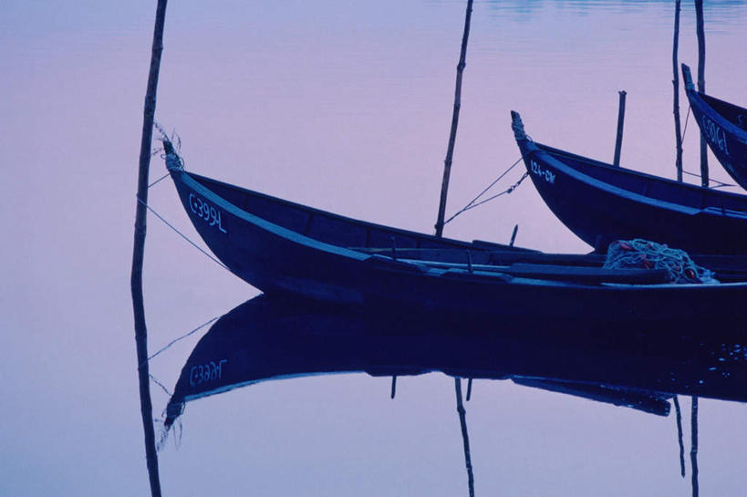 无人,码头,横图,俯视,室外,特写,白天,度假,美景,日落,城市风光,城市,港口,船,葡萄牙,欧洲,一排,停靠,整齐,柱子,景观,晚霞,霞光,落日,木船,娱乐,排列,黄昏,交通工具,享受,休闲,景色,彩霞,放松,舟,队列,南欧,停泊,载具,缆绳,三艘,系船柱,缆绳桩,缆绳柱,系缆桩,葡萄牙共和国,夕照,夕阳,彩图,高角度拍摄,摆渡口,埠头,渡口,渡头,港湾,海港,货运码头,口岸,商港,斜阳