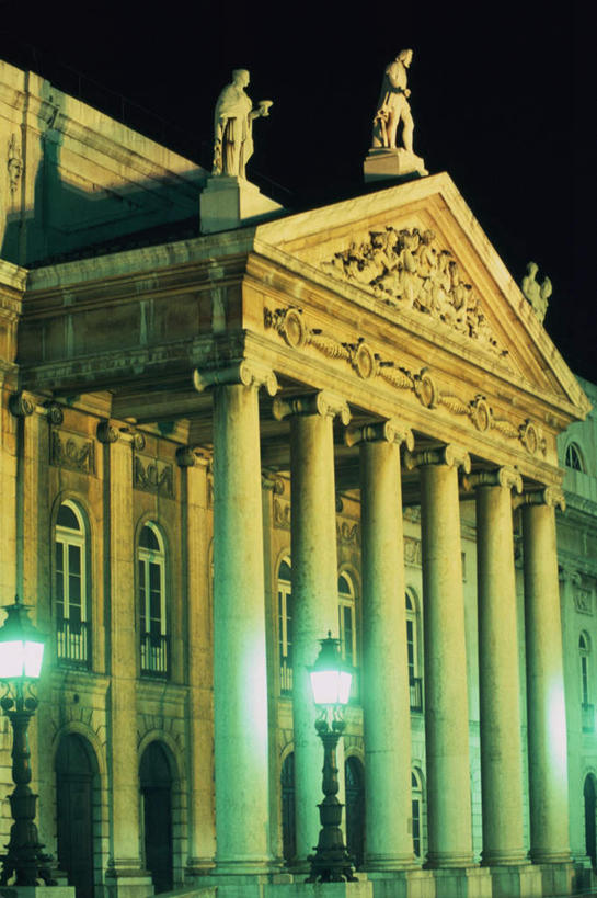 西方人,无人,三个人,站,竖图,室外,夜晚,仰视,旅游,度假,标志建筑,地标,建筑,夜景,雕塑,葡萄牙,欧洲,欧洲人,一排,许多,艺术,整齐,装饰,雕刻,雕像,柱子,首都,娱乐,建设,里斯本,排列,工艺品,站着,享受,休闲,旅游胜地,放松,纪念,美术,队列,南欧,主题,陈列,功能,美学,葡萄牙共和国,男人,男性,中年男性,白种人,站立,彩图,低角度拍摄,全身,里斯本圣卡洛斯国立剧院,圣卡洛斯国家剧院