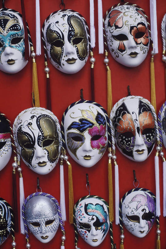 无人,商店,竖图,室外,特写,白天,正面,静物,工艺美术品,一排,许多,阴影,红色背景,花纹,艺术,整齐,装饰,反射,面具,影子,艺术品,商铺,排列,纪念品,工艺品,纪念,留念,工艺,华丽,修饰,美术,点缀,队列,怀念,衬托,美观,雅致,雅观,富丽,市肆,商号,记念,华美,彩图,店铺