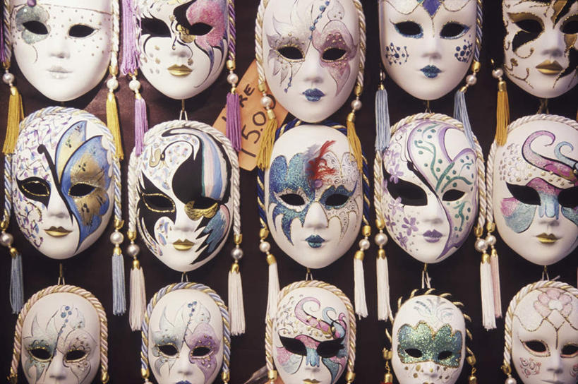 无人,商店,横图,室外,特写,白天,正面,静物,工艺美术品,一排,许多,阴影,花纹,艺术,整齐,装饰,反射,面具,影子,艺术品,商铺,排列,纪念品,工艺品,纪念,留念,工艺,华丽,修饰,美术,点缀,队列,怀念,衬托,美观,雅致,雅观,富丽,市肆,商号,记念,华美,彩图,店铺