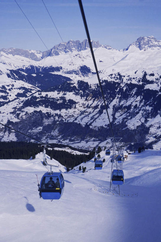 西方人,两个人,竖图,俯视,室外,白天,旅游,度假,石头,美景,山,雪,雪山,大雪,瑞士,欧洲,欧洲人,阴影,服装,光线,石子,影子,冰,积雪,景观,山峰,雪景,冬季,冬天,山峦,娱乐,缆车,衣服,蓝色,蓝天,天空,阳光,自然,交通工具,天,享受,休闲,景色,放松,寒冷,服饰,晴朗,冰冷,衣着,穿着,自然风光,索道,中欧,万里无云,严寒,瑞士联邦,冰凉,酷寒,凛冽,凛凛,极冷,衣饰,格劳宾登州,缆索铁路,达沃斯,男人,男性,女人,女性,中年男性,中年女性,白种人,石块,岩石,晴空,晴空万里,彩图,高角度拍摄,全身