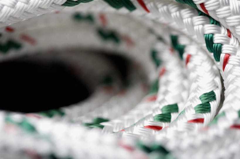 无人,横图,俯视,室内,特写,白天,静物,一排,阴影,黑色背景,朦胧,模糊,整齐,环绕,围绕,反射,纹路,纹理,影子,环抱,运动器械,排列,绳子,健身器械,摄影,影棚,队列,健身器材,肌理,萦绕,彩图,高角度拍摄,影棚拍摄,拍摄,短绳,运动器材