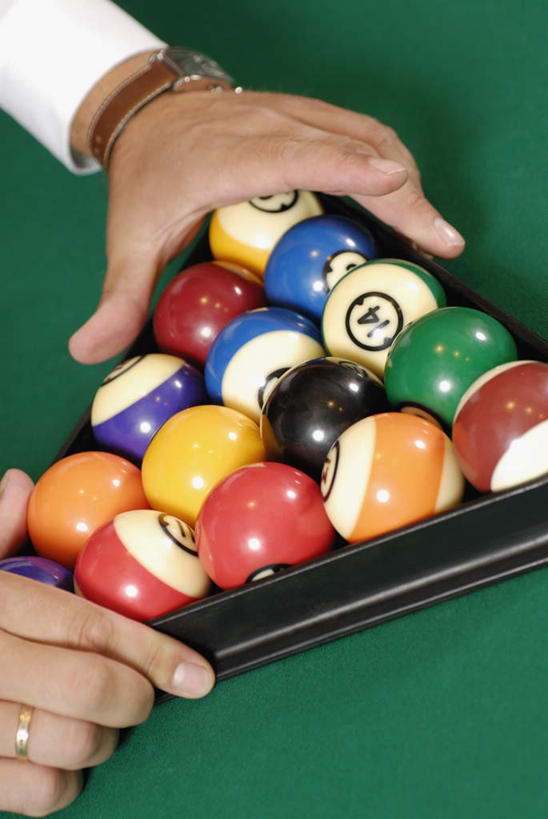 西方人,手,一个人,站,竖图,俯视,室内,特写,白天,西装,台球,欧洲,欧洲人,双手,仅一个男性,仅一个人,握,撞球,阴影,套装,正装,朦胧,模糊,时间,反射,木制,球杆,三角形,时钟,手表,影子,拿,计时,拿着,职业装,运动器械,彩球,排列,仅一个年轻男性,木制品,钟表,站着,手部,表,健身器械,握着,腕表,台球桌,排序,健身器材,斯诺克,三角框,斯诺克球,斯诺克台球,桌球,男人,男性,年轻男性,白种人,钟,站立,半身,彩图,高角度拍摄,运动器材