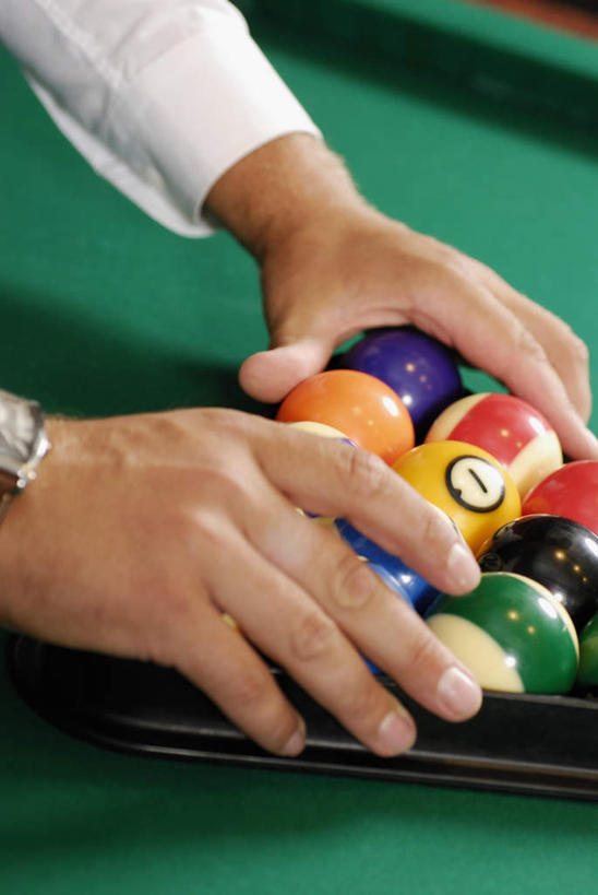 西方人,手,一个人,竖图,俯视,室内,特写,白天,西装,台球,欧洲,欧洲人,双手,仅一个男性,仅一个人,握,撞球,阴影,套装,正装,朦胧,模糊,时间,反射,木制,球杆,三角形,时钟,手表,影子,拿,计时,拿着,职业装,运动器械,彩球,排列,仅一个年轻男性,木制品,钟表,手部,表,健身器械,握着,腕表,台球桌,排序,健身器材,斯诺克,三角框,斯诺克球,斯诺克台球,桌球,男人,男性,年轻男性,白种人,钟,半身,彩图,高角度拍摄,运动器材