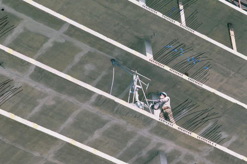 西方人,一个人,建筑工人,栏杆,站,攀登,横图,室外,白天,仰视,工作服,制服,帽子,欧洲,美国,欧洲人,仅一个男性,仅一个人,仅一个中年男性,梯子,头盔,阶梯,围栏,注视,护栏,工人,安全帽,建筑工地,观察,看,站着,爬,观看,上升,察看,北美,北美洲,关注,美洲,人字梯,马里兰州,自由之州,战线之州,马里兰,北亚美利加洲,亚美利加洲,登高,地盘,建筑地盘,施工地盘,小美国,工作制服,男人,男性,中年男性,白种人,建筑工,攀爬,抬头,仰头,站立,彩图,低角度拍摄,全身,工作套服,工地