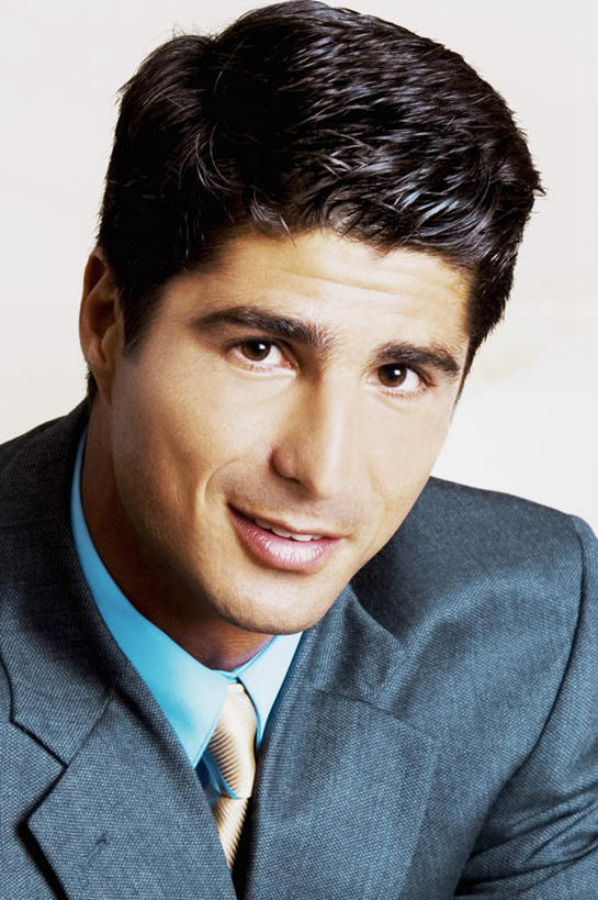 西方人,脸,头,脸颊,头发,一个人,笑,微笑,露齿笑,竖图,室内,特写,白天,白色背景,正面,欧洲,欧洲人,仅一个男性,仅一个人,阴影,反射,影子,棕色,注视,肩膀,仅一个年轻男性,观察,看,摄影,影棚,观看,察看,关注,酒涡,梨涡,男人,男性,年轻男性,白种人,头部,直发,脸部,脸蛋,面部,半身,彩图,影棚拍摄,拍摄,短发