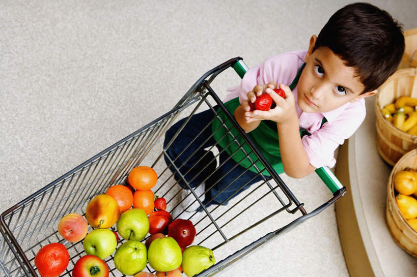 西方人,儿童,一个人,商店,站,交叉,横图,俯视,室内,白天,购物,纯洁,消费,超市,竹子,苹果,草莓,柑橘,浆果,梨,水果,购物车,欧洲,欧洲人,仅一个男性,仅一个人,一辆,许多,握,竹制,服装,新鲜,编织,篮子,围裙,生食,食品,果实,很多,拿,拿着,注视,休闲装,车,食物,小孩,衣服,手推车,竹篮,观察,看,站着,仅一个小孩,休闲,休闲服,香梨,可爱,童年,童趣,握着,金融,百货,服饰,有机食品,绿色食品,观看,竹条,交织,察看,便利,竹制品,存放,关注,载具,选购,贸易,童真,百货公司,烂漫,无邪,快捷,血拼,方便,穿插,寄存,寄放,暂存,天真,男孩,男人,男性,白种人,孩子,超级市场,大卖场,洋莓,水果皇后,生梨,橘子,桔子,红莓,地莓,橙子,橙,抬头,仰头,站立,彩图,高角度拍摄,全身,购物商场,购物中心,商业中心,男生