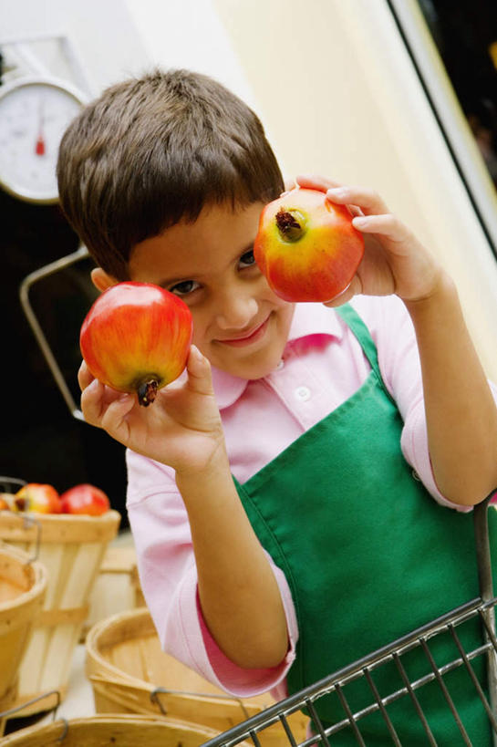 西方人,儿童,一个人,商店,站,交叉,竖图,室内,白天,正面,购物,纯洁,消费,超市,竹子,石榴,水果,欧洲,欧洲人,仅一个男性,仅一个人,握,竹制,服装,新鲜,编织,篮子,围裙,生食,食品,果实,拿,拿着,注视,休闲装,购物篮,食物,小孩,衣服,绿色,竹篮,观察,看,站着,仅一个小孩,休闲,休闲服,可爱,童年,童趣,握着,金融,百货,服饰,有机食品,绿色食品,观看,竹条,交织,察看,便利,竹制品,存放,关注,载具,选购,贸易,童真,百货公司,烂漫,无邪,快捷,血拼,方便,穿插,寄存,寄放,暂存,购物提篮,天真,男孩,男人,男性,白种人,孩子,购物筐,超级市场,大卖场,涂林,若榴,金罂,金庞,丹若,安石榴,站立,半身,彩图,购物商场,购物中心,商业中心,男生