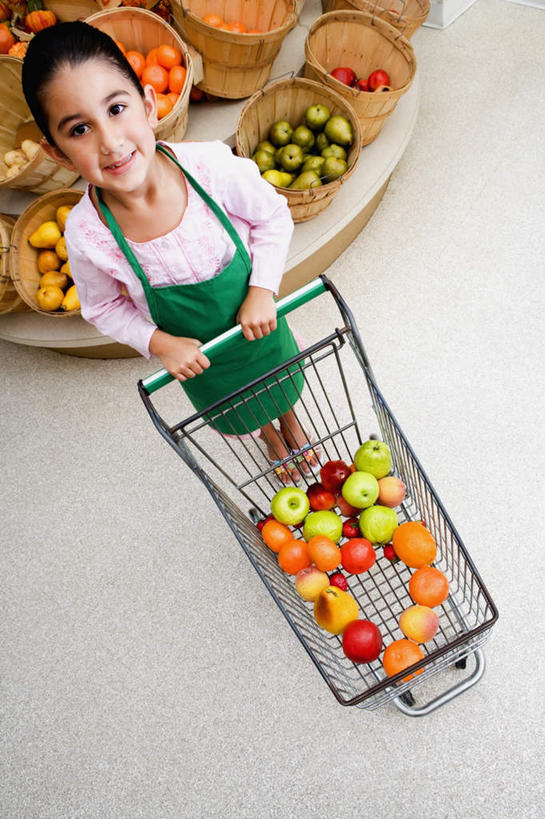 西方人,儿童,一个人,商店,站,笑,交叉,微笑,露齿笑,竖图,俯视,室内,白天,购物,纯洁,消费,超市,竹子,苹果,草莓,浆果,梨,水果,购物车,欧洲,欧洲人,仅一个女性,仅一个人,竹制,服装,新鲜,编织,篮子,围裙,生食,食品,果实,芭乐,注视,休闲装,车,食物,小孩,衣服,手推车,竹篮,观察,看,站着,仅一个小孩,休闲,休闲服,番石榴,香梨,可爱,童年,童趣,金融,百货,服饰,有机食品,绿色食品,观看,竹条,交织,察看,便利,竹制品,存放,关注,载具,选购,贸易,童真,百货公司,烂漫,无邪,快捷,血拼,方便,穿插,拔子,番石榴子,寄存,寄放,暂存,天真,女孩,女人,女性,白种人,孩子,超级市场,大卖场,洋莓,水果皇后,生梨,红莓,地莓,抬头,仰头,站立,彩图,高角度拍摄,全身,购物商场,购物中心,商业中心,女生