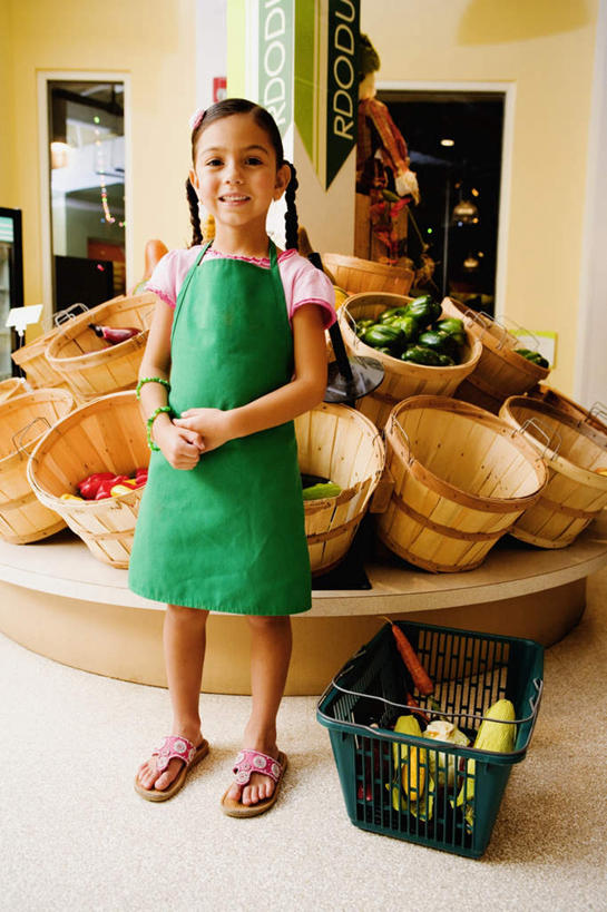 西方人,儿童,一个人,商店,站,笑,双手交叉,交叉,微笑,露齿笑,竖图,室内,白天,正面,购物,纯洁,消费,超市,竹子,萝卜,胡萝卜,辣椒,西红柿,欧洲,欧洲人,仅一个女性,仅一个人,竹制,服装,编织,篮子,围裙,注视,休闲装,购物篮,小孩,衣服,竹篮,观察,看,站着,仅一个小孩,休闲,休闲服,可爱,童年,童趣,金融,百货,服饰,观看,竹条,交织,察看,便利,竹制品,存放,关注,载具,选购,贸易,彩椒,童真,百货公司,烂漫,无邪,辣角,红海椒,大椒,辣虎,广椒,快捷,血拼,方便,穿插,寄存,寄放,暂存,购物提篮,天真,女孩,女人,女性,白种人,孩子,购物筐,超级市场,大卖场,甜椒,柿子椒,辣子,红萝卜,海椒,甘荀,番茄,番椒,灯笼椒,十字手,站立,彩图,全身,购物商场,购物中心,商业中心,女生