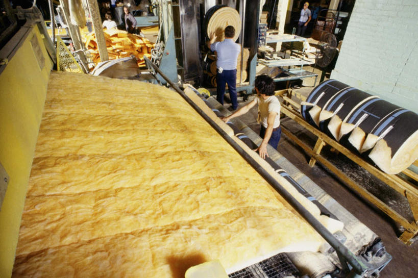 西方人,伙伴,朋友,机修工,工厂,站,横图,俯视,室内,白天,友谊,合作,团队,玻璃,照明,欧洲,欧洲人,五个人,握,服装,光纤,灯光,许多人,拿,拿着,扭头,注视,玻璃制品,灯,工人,衣服,灯具,观察,看,站着,转头,一群人,战略,握着,服饰,观看,照亮,光导纤维,察看,衣着,照明设备,穿着,关注,联合,合谋,光纤灯,衣饰,传输介质,全反射,传导工具,配合,协作,男人,男性,中年男性,白种人,机械师,机修工人,站立,彩图,高角度拍摄,全身,工地,制造厂