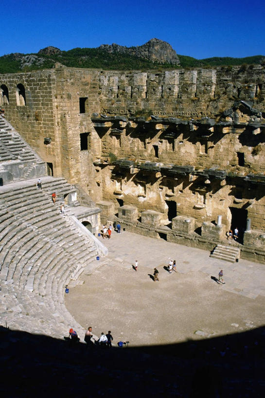 西方人,站,竖图,俯视,室外,白天,旅游,度假,石头,名胜古迹,标志建筑,地标,建筑,剧院,欧洲,土耳其,欧洲人,亚洲,行人,游客,游人,阴影,服装,遗迹,光线,石子,影子,墙,许多人,注视,休闲装,古迹,文物,娱乐,建设,古建筑,路人,旅客,废墟,墙壁,墙面,衣服,蓝色,蓝天,天空,阳光,天,观察,看,站着,一群人,享受,休闲,休闲服,旅游胜地,放松,服饰,晴朗,观看,察看,关注,西亚,古文明,沉积岩,万里无云,安纳托利亚,小亚细亚,过客,水成岩,男人,男性,年轻男性,年轻女性,女人,女性,白种人,石块,岩石,晴空,晴空万里,站立,彩图,高角度拍摄,全身,剧场,阿斯班度古城,土耳其共和国