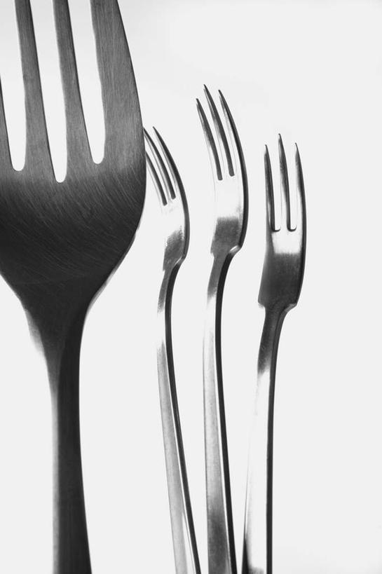 无人,竖图,室内,特写,白天,白色背景,正面,静物,餐具,金属制品,阴影,反射,金属,叉子,影子,四把,摄影,影棚,餐叉,进餐用具,彩图,影棚拍摄,拍摄