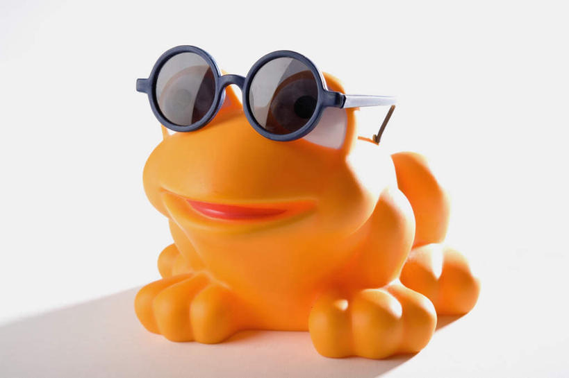 无人,坐,笑,微笑,横图,室内,特写,白天,白色背景,正面,游戏,青蛙,野生动物,静物,玩具,一副,阴影,反射,墨镜,眼镜,影子,玩,注视,娱乐,一只,动物,太阳镜,太阳眼镜,观察,看,休闲,橙色,遮阳镜,可爱,益智,摄影,活泼,影棚,观看,活动,察看,发泄,关注,消遣,智力,宣泄,玩耍,嬉戏,坐着,彩图,全身,影棚拍摄,拍摄