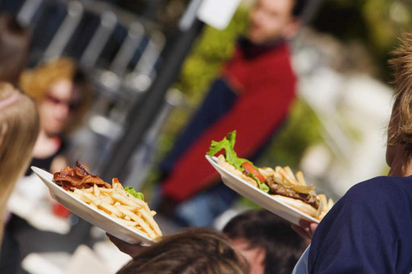 西方人,站,捧,横图,室外,白天,正面,烹饪,西餐,餐桌,桌子,餐具,欧洲,欧洲人,一堆,许多,行人,游客,游人,阴影,堆叠,堆积,服装,朦胧,模糊,光线,碟子,墨镜,盘,眼镜,影子,肉,料理,食品,许多人,注视,休闲装,薯条,菜肴,美食,肉类,路人,旅客,食物,衣服,白色,阳光,盘子,太阳镜,太阳眼镜,碟,快餐,观察,看,站着,一群人,休闲,休闲服,遮阳镜,西式,服饰,佳肴,餐台,观看,堆,察看,关注,肉食,西式快餐,垃圾食品,过客,男人,男性,女人,女性,中年男性,中年女性,白种人,端,端着,捧着,手捧,站立,半身,彩图