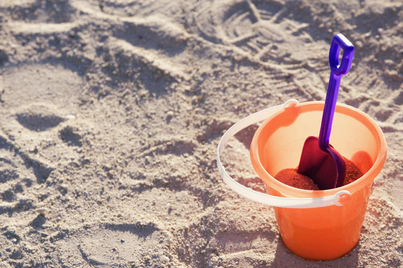 无人,横图,俯视,室外,特写,白天,游戏,沙滩,玩具,阴影,朦胧,模糊,光线,铲子,沙子,桶,影子,塑料,海岸,沙地,玩,娱乐,两个,紫色,阳光,容器,塑料制品,休闲,橙色,益智,活动,储藏,塑料桶,储存,发泄,消遣,智力,宣泄,海滩,玩耍,嬉戏,彩图,高角度拍摄,贮存