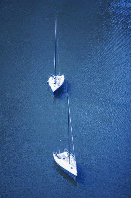 帆船,无人,竖图,俯视,室外,白天,旅游,度假,海浪,海洋,美景,船,阴影,光线,影子,景观,浪花,两艘,娱乐,白色,阳光,自然,海水,交通工具,享受,休闲,景色,放松,自然风光,载具,海景,大海,风浪,海,海水的波动,近岸浪,涌浪,彩图,高角度拍摄