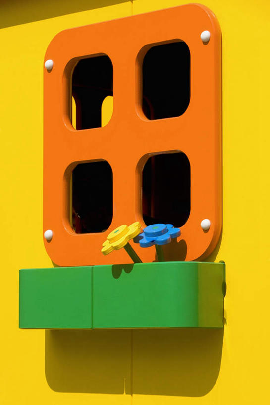 无人,竖图,室外,特写,白天,正面,游戏,静物,玩具,阴影,装饰,盛开,光线,影子,墙,玩,花蕾,娱乐,墙壁,墙面,花,花瓣,花朵,鲜花,黄色,绿色,阳光,花苞,花蕊,休闲,橙色,益智,活动,华丽,修饰,点缀,发泄,消遣,智力,宣泄,衬托,美观,雅致,雅观,玩耍,嬉戏,彩图