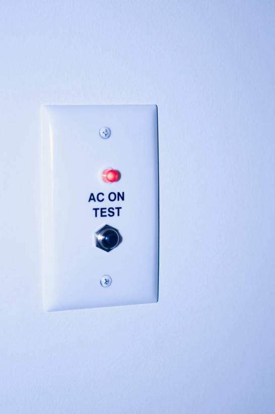 无人,竖图,室内,特写,白天,正面,静物,照明,英文,标志,文字,指示灯,字符,字母,墙,灯光,标识,墙壁,墙面,灯,灯具,英文字母,照亮,照明设备,彩图