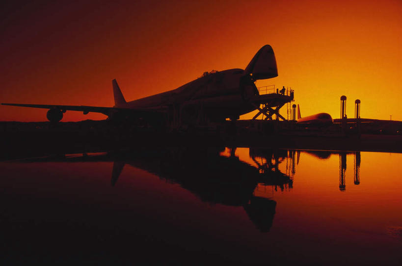 无人,码头,横图,室外,白天,正面,海浪,海洋,日落,飞机,港口,浪花,晚霞,霞光,落日,集装箱,背光,航空,货柜,海水,黄昏,箱子,交通工具,彩霞,战争,运输,空军,战斗机,载具,逆光,海景,轰炸机,物流,军用机,军用战斗机,攻击机,夕照,大海,风浪,海,海水的波动,近岸浪,涌浪,夕阳,彩图,摆渡口,埠头,渡口,渡头,港湾,海港,货运码头,口岸,商港,斜阳