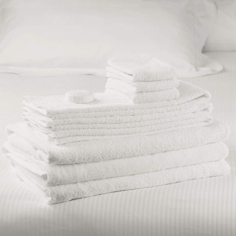 无人,方图,俯视,室内,特写,白天,化妆,美容,床,靠垫,卧室,一排,护肤,整齐,纺织物,双人床,床单,靠枕,折叠,被子,排列,化妆品,肥皂,垫子,毛巾,香皂,枕头,日用品,洗浴用品,清洁,保养,享受,休闲,放松,保健,堆,保暖,被单,护肤品,化妆用品,队列,护肤用品,舒缓,透气,养颜,防水,去污,紧肤,嫩肤,储水,耐磨,吸水,洗涤,彩图,高角度拍摄,睡房,卧房