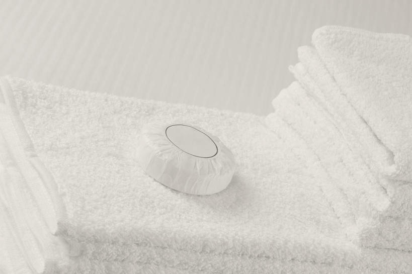 无人,横图,俯视,室内,特写,白天,化妆,美容,床,靠垫,卧室,一排,护肤,整齐,纺织物,双人床,床单,靠枕,折叠,被子,排列,化妆品,肥皂,垫子,毛巾,香皂,枕头,日用品,洗浴用品,清洁,保养,享受,休闲,放松,保健,堆,保暖,被单,护肤品,化妆用品,队列,护肤用品,舒缓,透气,养颜,防水,去污,紧肤,嫩肤,储水,耐磨,吸水,洗涤,彩图,高角度拍摄,睡房,卧房