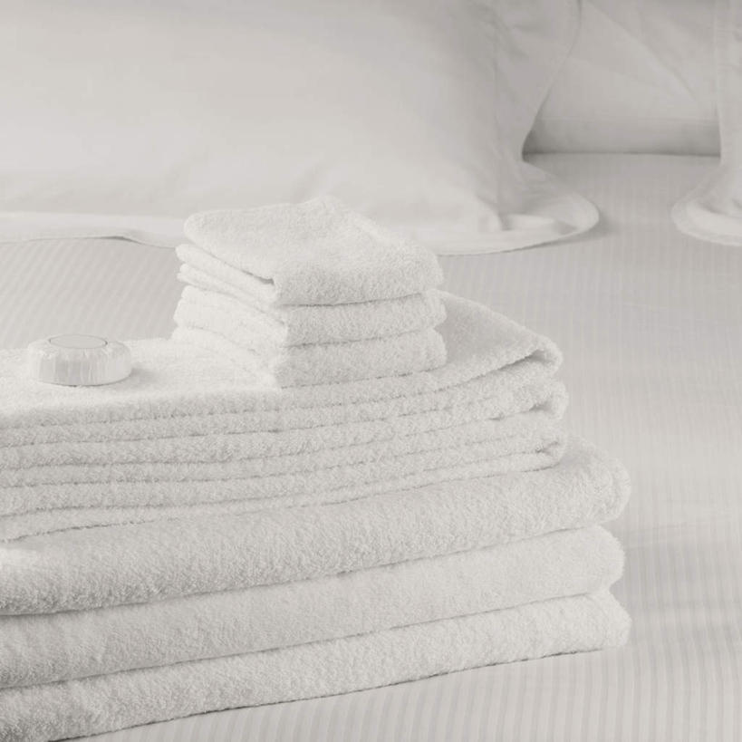 无人,方图,俯视,室内,特写,白天,化妆,美容,床,靠垫,卧室,一排,护肤,整齐,纺织物,双人床,床单,靠枕,折叠,被子,排列,化妆品,肥皂,垫子,毛巾,香皂,枕头,日用品,洗浴用品,清洁,保养,享受,休闲,放松,保健,堆,保暖,被单,护肤品,化妆用品,队列,护肤用品,舒缓,透气,养颜,防水,去污,紧肤,嫩肤,储水,耐磨,吸水,洗涤,彩图,高角度拍摄,睡房,卧房