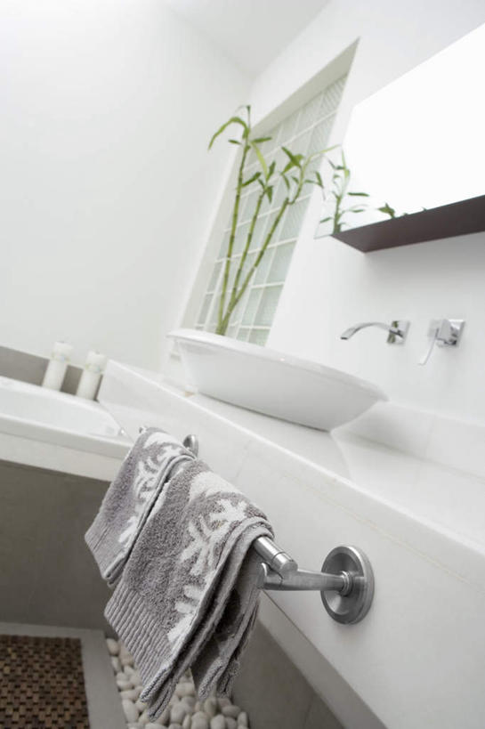 无人,家,竖图,室内,白天,仰视,智慧,别墅,家具,镜子,卫生间,洗手间,浴室,装修,建筑,花瓶,欧式,艺术,装饰,纺织物,水槽,水龙头,房屋,屋子,公寓,豪华,文化,建设,现代,水斗,装潢,洋房,楼房,开关,住宅,玻璃制品,一个,插花,玻璃瓶,瓶子,毛巾,室内装潢,浴缸,打开,清洁,单个,保暖,插花艺术,样板房,明亮,阀门,镜像,创造,舒适,家居装潢,开启,镜面,创作,房屋设计,地中海风格,古典风格,简约风格,卫浴设备,想象,室内设计,宽敞,透气,防水,样板房装潢,水咀,储水,耐磨,吸水,水管装置,设计,厕所,淋浴房,彩图,低角度拍摄,冲凉房,房子,沐浴间,沐浴室