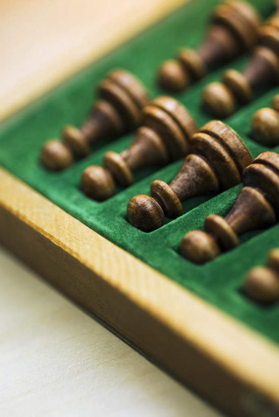 无人,竖图,俯视,室内,特写,白天,白色背景,游戏,快乐,比赛,竞争,静物,阴影,朦胧,模糊,反射,影子,玩,娱乐,排列,象棋,休闲,棋子,棋盘,国际象棋,益智,摄影,影棚,活动,发泄,消遣,智力,宣泄,摆列,玩耍,嬉戏,彩图,高角度拍摄,影棚拍摄,拍摄,兵,近卫军,布列,分列