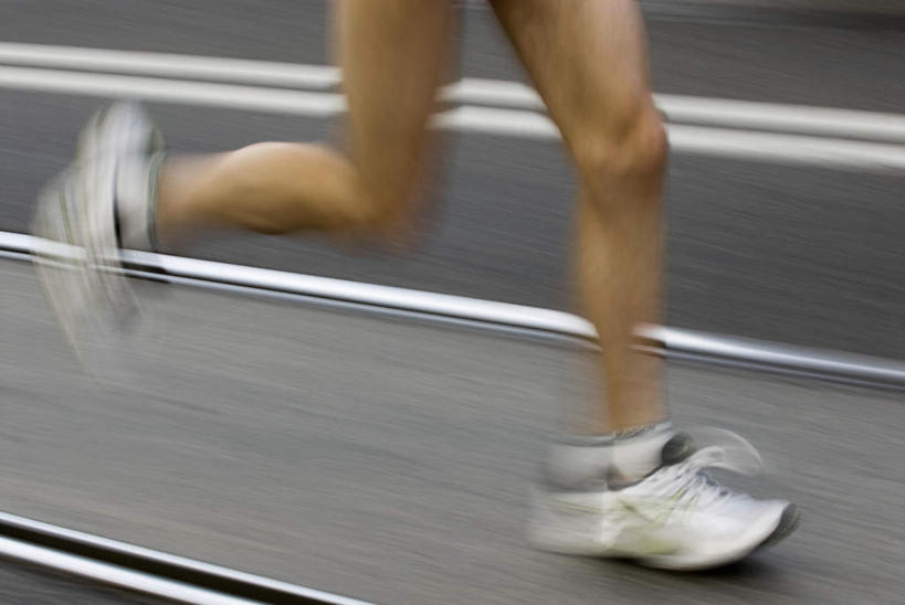 西方人,一个人,体育馆,运动场,跑,横图,俯视,室外,白天,运动鞋,锻炼,快乐,比赛,运动,竞争,鞋子,欧洲,欧洲人,仅一个男性,仅一个人,朦胧,模糊,跑道,娱乐,体育场,仅一个年轻男性,休闲,田径场,休闲鞋,体育运动,塑胶跑道,运动馆,体育,男人,男性,年轻男性,白种人,跑步,半身,彩图,高角度拍摄,健身,全天候田径运动跑道