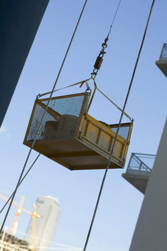 无人,竖图,室外,白天,仰视,技术,建筑,云,云朵,云彩,设备,施工,蓝色,白云,蓝天,天空,建筑工地,天,机械,起重机,晴朗,工程,地盘,建筑地盘,施工地盘,滑车,起重滑车,晴空,彩图,低角度拍摄,工地