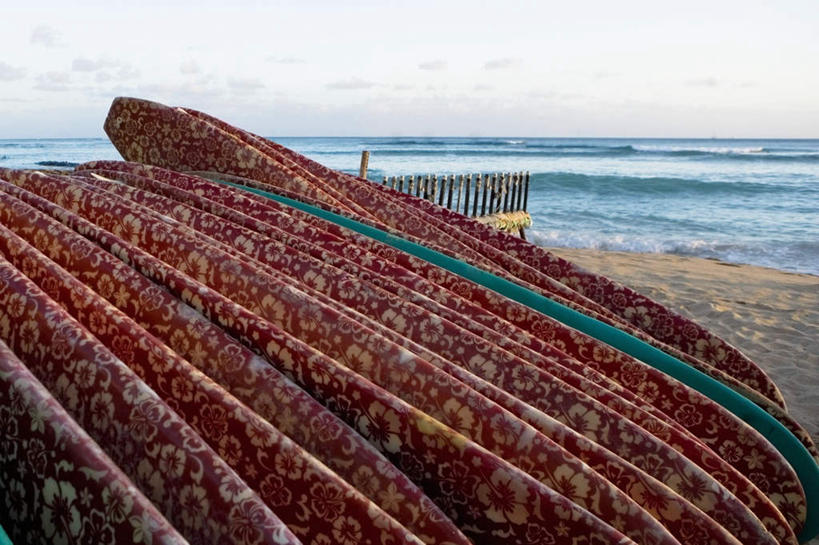 无人,横图,室外,正面,旅游,度假,岛屿,海浪,海洋,美景,沙滩,城市,夏威夷,美国,一排,许多,整齐,冲浪板,沙子,海岸,景观,浪花,水平线,辽阔,海平线,沙地,娱乐,运动器械,排列,蓝色,蓝天,天空,自然,海水,天,享受,休闲,广阔,健身器械,景色,放松,晴朗,一望无际,北美,北美洲,队列,自然风光,美洲,健身器材,海景,万里无云,瓦胡岛,欧胡岛,火奴鲁鲁,首府,欧湖岛,夏威夷州,爱洛哈之州,北亚美利加洲,亚美利加洲,聚集之岛,檀香山市,无边无际,一马平川,冲浪装备,大海,风浪,海,海水的波动,海滩,近岸浪,列岛,群岛,涌浪,诸岛,晴空,晴空万里,彩图,水天相接,水天一线,檀香山,威基基海滩,运动器材