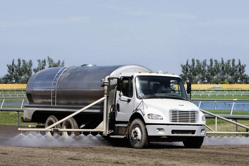 西方人,一个人,农民,农田,栏杆,坐,横图,室外,白天,正面,庄稼,农作物,植物,棕榈树,叶子,欧洲,欧洲人,仅一个男性,仅一个人,一辆,阴影,服装,光线,扶手,影子,绿叶,注视,休闲装,护栏,树,树木,仅一个年轻男性,衣服,蓝色,绿色,蓝天,天空,阳光,自然,天,观察,驾驶,看,行驶,休闲,休闲服,嫩叶,服饰,生长,晴朗,成长,观看,操纵,控制,察看,关注,洒水车,操控,棕榈叶,万里无云,把持,多功能绿化洒水车,多功能喷洒车,绿化喷洒车,绿化洒水车,水罐车,园林绿化喷洒车,园林喷药车,男人,男性,年轻男性,白种人,叶,叶片,晴空,晴空万里,佃农,农场主,农夫,农工,乡下人,小农,庄稼人,坐着,彩图,全身,耕地,庄稼田