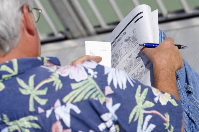 西方人,一个人,栏杆,坐,横图,俯视,室外,白天,民族服装,衬衫,阅读,河流,水,报纸,欧洲,欧洲人,仅一个男性,仅一个人,握,学习,朦胧,模糊,笔,扶手,眼镜,河水,水流,办公用品,拿,拿着,护栏,水笔,文具,学习用品,看,仅一个老年男性,浏览,握着,文具用品,近视眼镜,老年男性,男人,男性,白种人,坐着,半身,彩图,高角度拍摄,衬衣,传统服装,民俗服,夏威夷衬衫