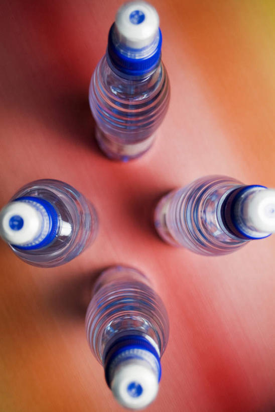 无人,竖图,俯视,室内,特写,白天,水,一排,阴影,朦胧,模糊,整齐,反射,液体,影子,饮用水,排列,瓶子,塑料制品,矿泉水,塑料瓶,摄影,影棚,四瓶,队列,蒸馏水,彩图,高角度拍摄,影棚拍摄,拍摄