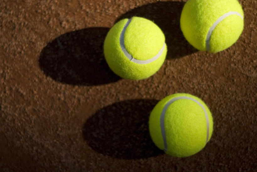 无人,横图,俯视,室外,特写,白天,网球,静物,阴影,光线,影子,球场,网球场,网球装备,运动器械,场地,三个,黄色,阳光,健身器械,健身器材,网球运动,彩图,高角度拍摄,网球场地,红土场,软性球场,运动器材