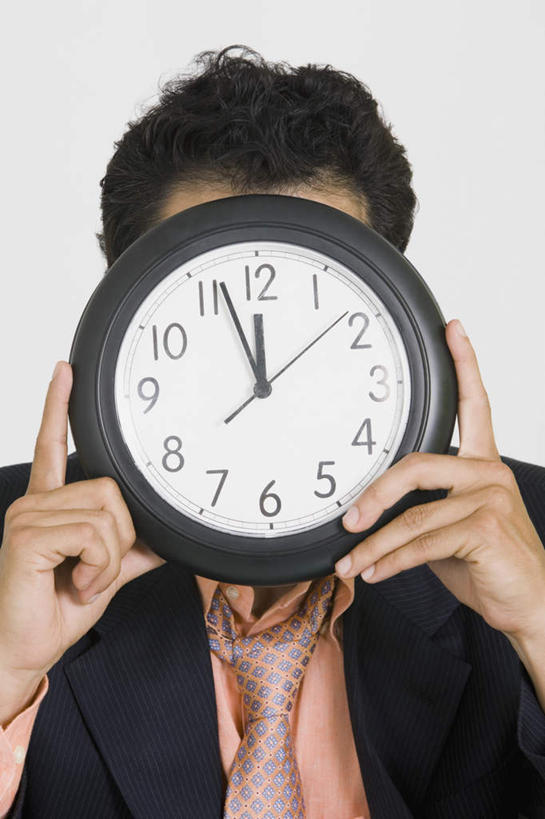 西方人,脸,头,脸颊,手,头发,一个人,竖图,室内,特写,白天,白色背景,正面,欧洲,欧洲人,双手,仅一个男性,仅一个人,握,阴影,时间,反射,时钟,影子,计时,肩膀,仅一个年轻男性,一个,黑色,钟表,手部,表,握着,遮,遮掩,摄影,影棚,单个,掩盖,遮挡,遮盖,掩饰,男人,男性,年轻男性,白种人,头部,直发,脸部,脸蛋,面部,钟,半身,彩图,影棚拍摄,拍摄,短发