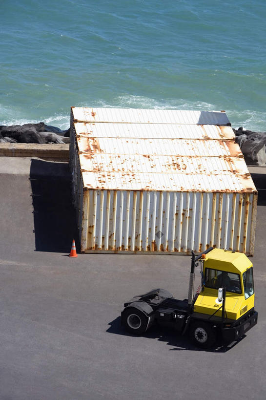 无人,码头,搬运,竖图,俯视,室外,白天,技术,海浪,海洋,沙滩,港口,一排,阴影,飞溅,整齐,溅,光线,沙子,液体,影子,海岸,海面,浪花,水滴,集装箱,沙地,货柜,车,水珠,排列,阳光,海水,箱子,交通工具,机械,工程车,工业,运输,涨潮,碰撞,工程,叉车,队列,喷洒,载具,海景,物流,海潮,交通运输,工作车,潮水,潮汐,落潮,大海,风浪,海,海水的波动,海滩,近岸浪,涌浪,彩图,高角度拍摄,摆渡口,埠头,渡口,渡头,港湾,海港,货运码头,口岸,商港