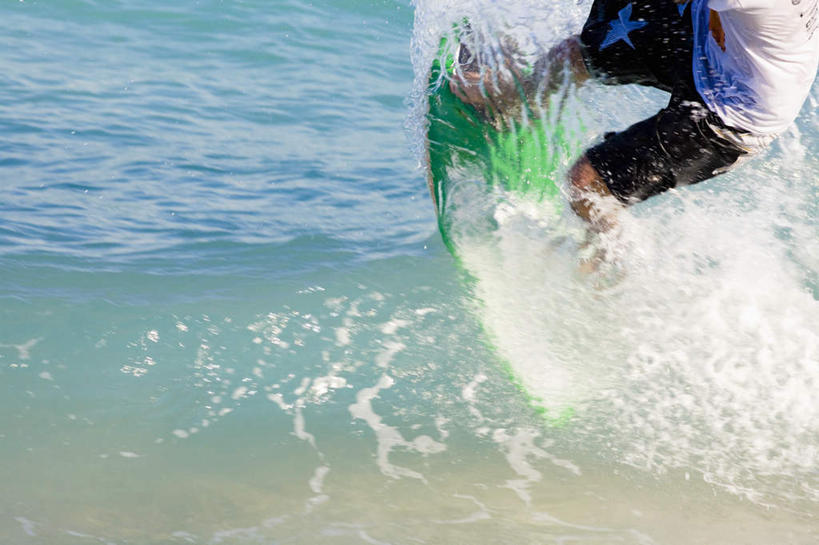 冲浪,西方人,一个人,站,横图,室外,白天,正面,锻炼,运动,海浪,海洋,水,欧洲,欧洲人,仅一个男性,仅一个人,仅一个中年男性,阴影,飞溅,服装,朦胧,模糊,溅,光线,冲浪板,液体,影子,浪花,水滴,休闲装,运动器械,水珠,衣服,阳光,海水,站着,休闲,休闲服,健身器械,服饰,喷洒,健身器材,水上运动,海景,冲浪装备,体育,男人,男性,中年男性,白种人,大海,风浪,海,海水的波动,近岸浪,涌浪,站立,半身,彩图,健身,冲浪运动,运动器材