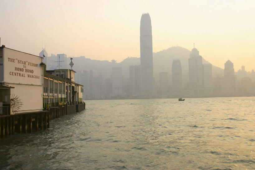 无人,高楼大厦,码头,横图,全景,室外,白天,正面,度假,海浪,海洋,美景,日落,山,山脉,天际线,雾,城市风光,标志建筑,城市,大厦,地标,港口,建筑,摩天大楼,香港,中国,亚洲,朦胧,模糊,景观,浪花,山峰,晚霞,霞光,落日,建筑群,山峦,娱乐,建设,海水,黄昏,群山,享受,休闲,景色,彩霞,放松,港,迷雾,海景,东亚,游艇码头,湾仔,香港特别行政区,港澳台,中华人民共和国,夕照,湾仔区,大海,风浪,海,海水的波动,近岸浪,涌浪,大雾,夕阳,彩图,摆渡口,埠头,大楼,渡口,渡头,港湾,高层建筑,高楼,海港,口岸,摩天楼,斜阳
