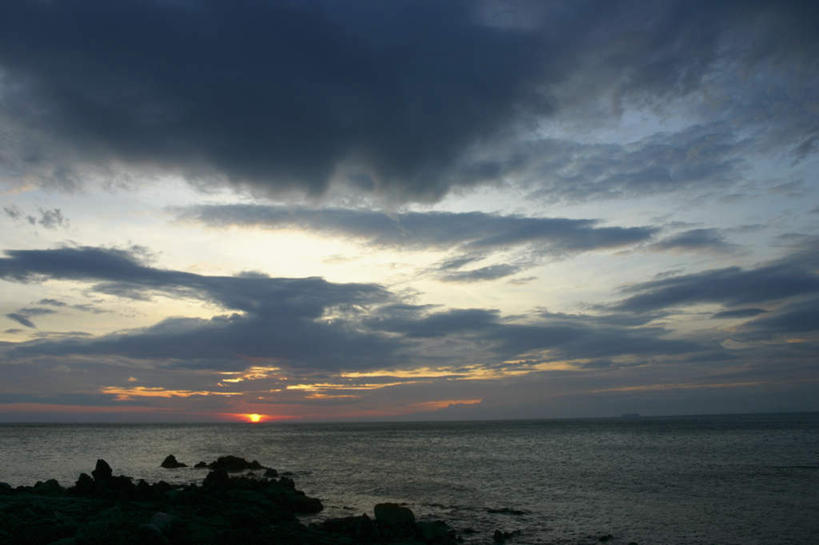 无人,横图,室外,白天,正面,旅游,度假,海浪,海洋,美景,日落,沙滩,太阳,植物,泰国,亚洲,阴影,光线,沙子,影子,海岸,景观,浪花,水平线,晚霞,霞光,落日,辽阔,海平线,沙地,娱乐,树,树木,绿色,阳光,自然,海水,黄昏,享受,休闲,广阔,景色,彩霞,放松,东南亚,生长,成长,一望无际,自然风光,海景,泰王国,无边无际,一马平川,夕照,甲米,甲米府,大海,风浪,海,海水的波动,海滩,近岸浪,涌浪,夕阳,彩图,兰达岛,水天相接,水天一线,斜阳
