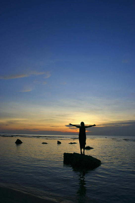 东方人,一个人,站,伸展双臂,竖图,室外,白天,旅游,度假,海浪,海洋,美景,沙滩,船,泰国,亚洲,仅一个男性,仅一个人,仅一个中年男性,一艘,阴影,光线,沙子,影子,海岸,景观,浪花,云,云朵,木船,沙地,云彩,黄种人,娱乐,背面,蓝色,白云,蓝天,天空,阳光,自然,海水,交通工具,天,站着,享受,休闲,景色,放松,东南亚,晴朗,舟,自然风光,载具,海景,泰王国,男人,男性,中年男性,亚洲人,大海,风浪,海,海水的波动,海滩,近岸浪,涌浪,晴空,敞开双臂,伸开双臂,展开双肩,站立,张开手臂,张开双臂,彩图,全身