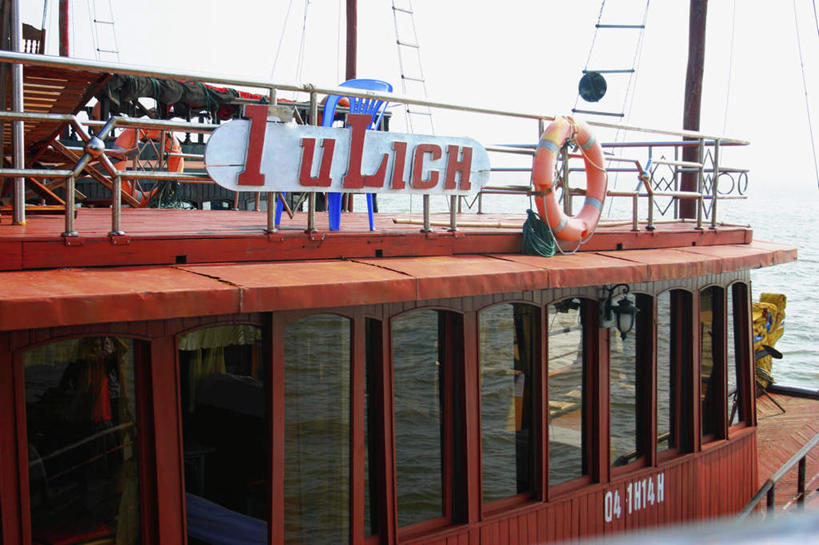 游泳,无人,栏杆,码头,横图,室外,白天,正面,度假,美景,城市风光,城市,港口,轮船,船,越南,亚洲,一艘,阴影,光线,救生圈,影子,塑料,景观,围栏,娱乐,护栏,红色,蓝色,蓝天,天空,阳光,塑料制品,游泳圈,交通工具,天,享受,休闲,景色,放松,充气,东南亚,晴朗,救生,载具,下龙湾,游艇码头,万里无云,越南社会主义共和国,泅水,自然遗产,广宁省,晴空,晴空万里,彩图,摆渡口,埠头,渡口,渡头,港湾,海港,口岸