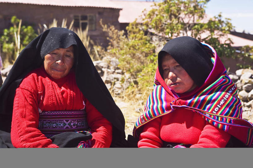 西方人,两个人,伙伴,朋友,坐,笑,微笑,横图,室外,白天,正面,民族服装,友谊,石头,植物,欧洲,秘鲁,欧洲人,阴影,光线,石子,头巾,影子,云,云朵,云彩,注视,树,树木,蓝色,绿色,白云,蓝天,天空,阳光,自然,天,观察,看,南美,生长,晴朗,成长,观看,察看,南美洲,拉丁美洲,关注,美洲,秘鲁共和国,普诺,塔基列岛,亚美利加洲,南亚美利加洲,玉米之仓,普诺省,友情,女人,女性,中年女性,白种人,石块,岩石,晴空,坐着,半身,彩图,传统服装,民俗服