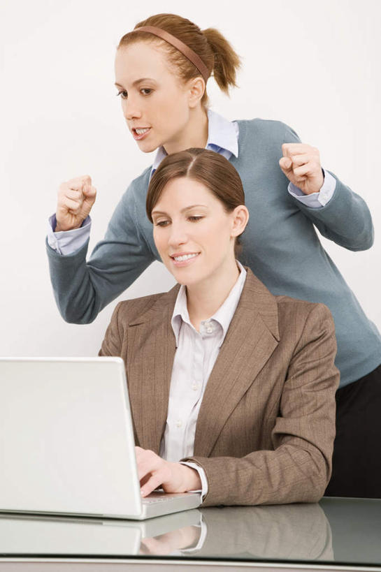 西方人,两个人,同事,商务人士,商务女性,办公室,站,坐,举,笑,微笑,露齿笑,竖图,室内,白天,白色背景,正面,成功,合作,团队,集体,信心,电脑,笔记本电脑,家具,桌子,欧洲,欧洲人,敲打,套装,装饰,网络,头饰,办公桌,注视,输入,通讯设备,队伍,发箍,发饰,饰品,打字,观察,看,托,站着,摄影,影棚,头箍,观看,点击,幽默,咬牙切齿,华丽,修饰,一台,敲击,点缀,察看,无线,领导,成就,关注,通信设备,商务装,诙谐,无线网络,合伙,领袖,发卡,无线上网,便携式电脑,工薪阶层,配饰,办公家具,衬托,美观,雅致,雅观,风趣,按键,手提电脑,年轻女性,女人,女性,白种人,白领,上班族,举起,举手,举着,向上举,向上伸,向上托,站立,坐着,半身,彩图,影棚拍摄,拍摄