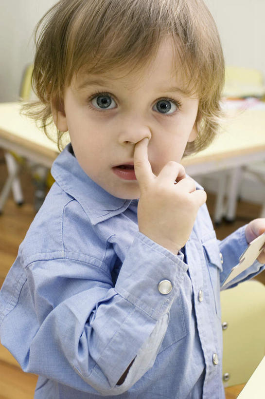 西方人,儿童,一个人,学校,竖图,室内,白天,正面,纯洁,桌子,欧洲,欧洲人,仅一个男性,仅一个人,阴影,服装,反射,影子,墙,注视,休闲装,书桌,校园,墙壁,墙面,小孩,衣服,课桌,观察,看,挖,仅一个小孩,休闲,教室,休闲服,可爱,童年,童趣,服饰,观看,察看,关注,童真,烂漫,无邪,抠,天真,男孩,男人,男性,白种人,孩子,半身,彩图,男生