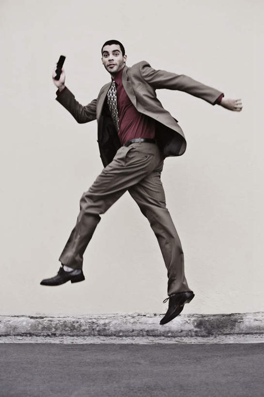 西方人,一个人,商务人士,商务男性,跳,打电话,竖图,室内,白天,侧面,衬衫,电话,手机,欧洲,欧洲人,仅一个男性,仅一个人,握,套装,领带,半空,拿,拿着,扭头,注视,通讯设备,仅一个年轻男性,观察,看,转头,握着,观看,察看,象征,庄重,关注,商务装,身份,工薪阶层,一部,正式,地位,交流,男人,男性,年轻男性,白种人,白领,上班族,沟通,跳跃,通话,彩图,全身,衬衣